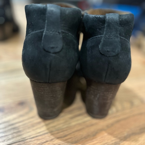 Size 8.5 Clarks Black Booties - Picture 3 of 3